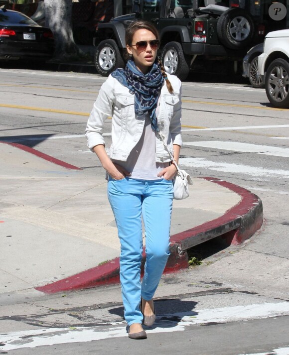 Jessica Alba en mode maman stylée, habillée d'une veste en jean J Brand, d'un jean bleu ciel AG Adriano Goldshmied et de ballerines Tory Burch. Los Angeles, le 2 avril 2012.