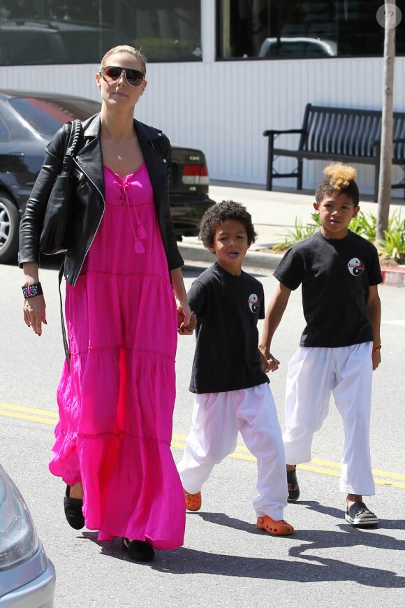 Heidi Klum vient chercher Henry et Johan à la sortie de leur cours de karaté. Elle semble en forme. Avril 2012