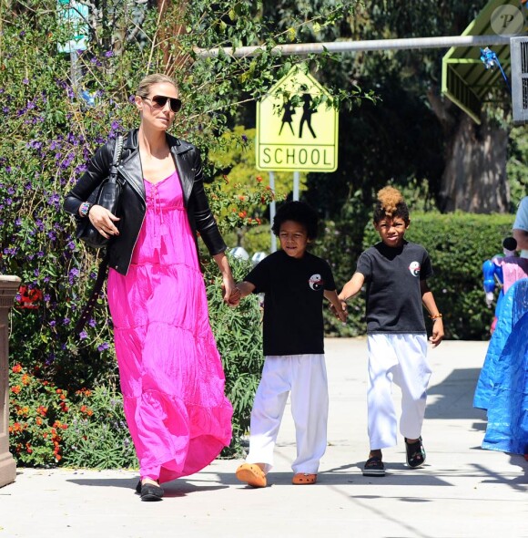 Heidi Klum vient chercher Henry et Johan à la sortie de leur cours de karaté. Elle semble en forme. Avril 2012