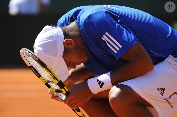 Jo-Wilfried Tsonga désespéré après son échec en coupe Davis à Monaco le 9 avril 2012