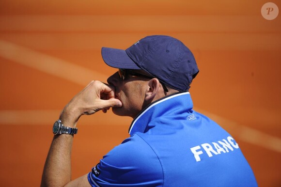 Guy Forget très ému quitte Monaco le 9 avril 2012, après le terrible échec des français en 1/4 de finale de la Coupe Davis.