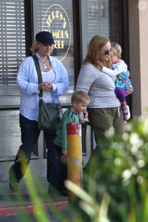 Melissa Etheridge et son ex Tammy Lynn Michaels avec leurs jumeaux Miller et Johnnie en janvier 2012. On a pu croire que la situation était apaisée : il n'en est rien...