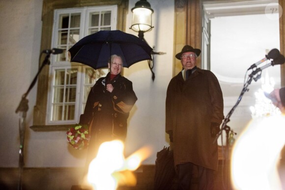 La reine Margrethe II de Danemark et le prince Henrik ont pris leurs quartiers d'été au palais de Fredensborg le 10 avril 2012, avec la traditionnelle procession aux flambeaux célébrant, le soir, leur venue.