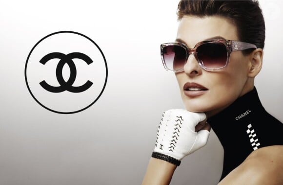 Linda Evangelista pose devant l'objectif de Karl Lagerfeld pour la campagne printemps-été 2012 Chanel Lunettes
