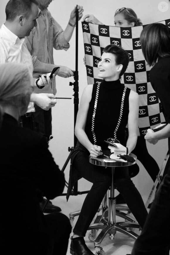 Backstage de la campagne lunettes Chanel avec Linda Evangelista devant l'objectif de Karl Lagerfeld