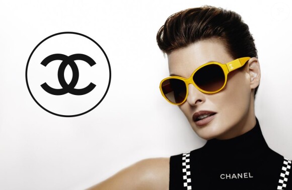 Linda Evangelista devant l'objectif de Karl Lagerfeld pour la campagne printemps-été 2012 Chanel Lunettes