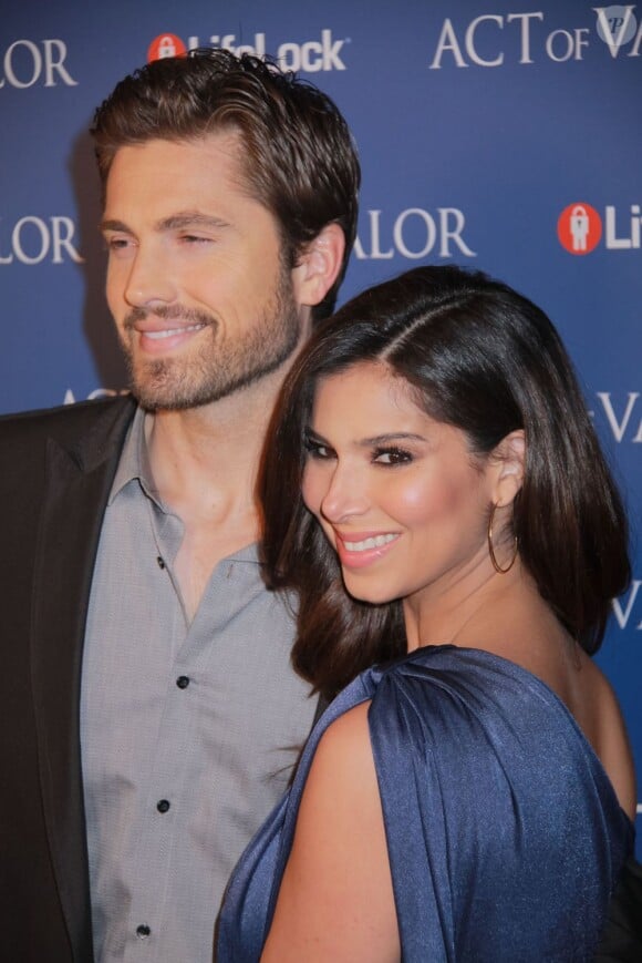 Roselyn Sanchez et son mari Eric Winter à la première du film Act of Valor dans lequel joue l'actrice portoricaine, le 13 février 2012 à Hollywood.