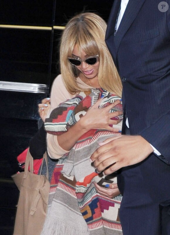 Très protectrice, Beyoncé porte sa fille Blue Ivy à New York le 12 avril 2012