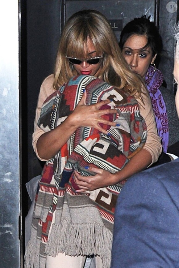 Radieuse, Beyoncé porte sa fille Blue Ivy à New York le 12 avril 2012