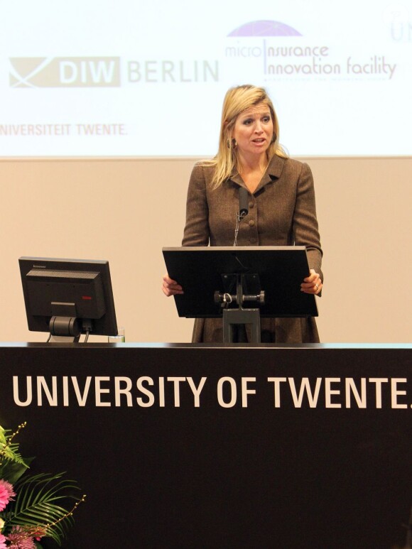 Maxima des Pays-Bas à l'Université de Twente pour l'inauguration de la 1re conférence de recherche sur la micro-assurance, le 11 avril 2012.