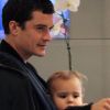 Un duo si complice ! Orlando Bloom et son fils Flynn à l'aéroport de Los Angeles le 13 avril 2012