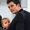 Orlando Bloom et son fils Flynn à l'aéroport de Los Angeles le 13 avril 2012