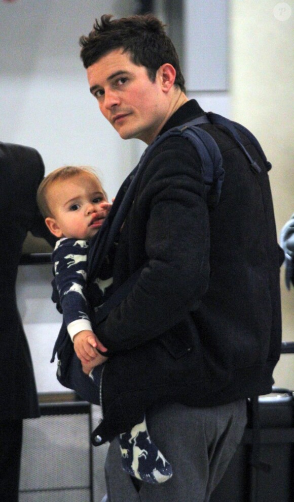 Orlando Bloom et son fils Flynn à l'aéroport de Los Angeles le 13 avril 2012