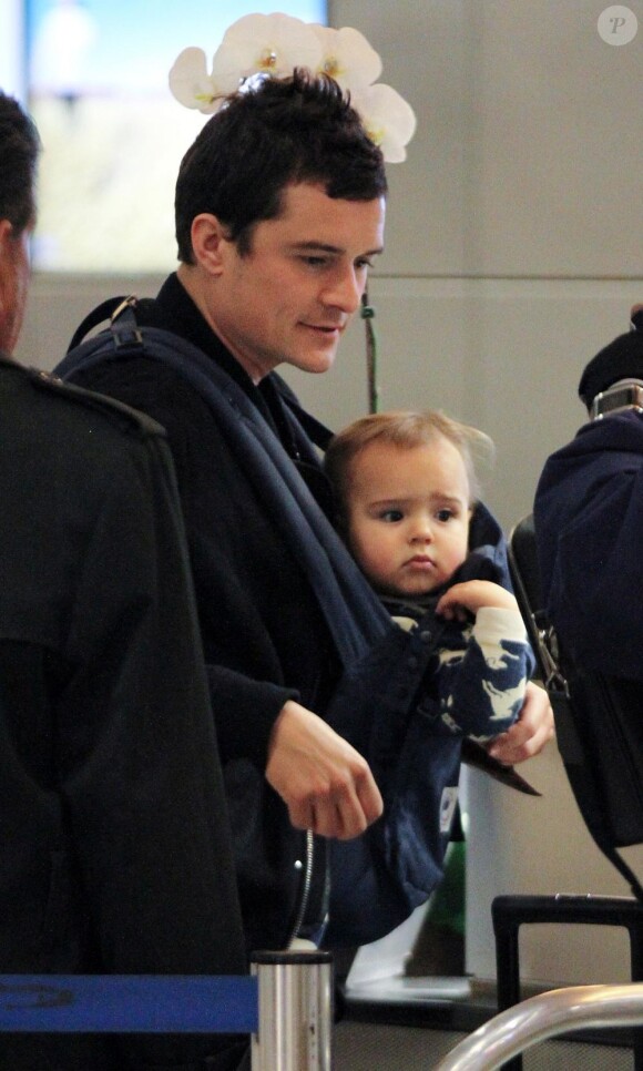 Orlando Bloom prend un vol pour Sydney avec son fils Flynn à l'aéroport de Los Angeles le 13 avril 2012