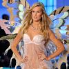 La très sexy Toni Garrn, ici sur le podium du défilé Victoria's Secret à New York le 9 novembre dernier, est officiellement le Victoria's Secret Angel.