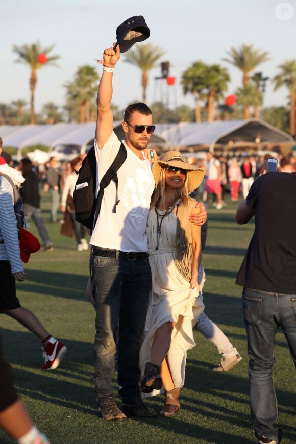 Fergie et Josh Duhamel présents et déjà dans l'ambiance lors du Jour 2 du Festival de Coachella. Indio, le 14 avril 2012.