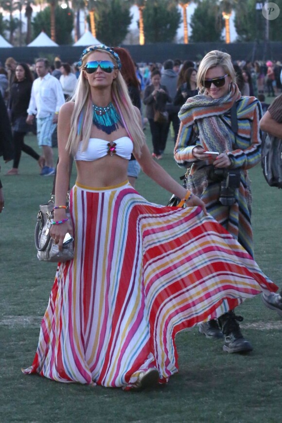 Paris Hilton, habillée d'un top Victoria's Secret et d'une longue robe colorée, illuminait le Festival de Coachella. Indio, le 14 avril 2012.