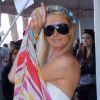 Paris Hilton fait le show devant les photographes lors du Jour 2 du Festival de Coachella. Indio, le 14 avril 2012.