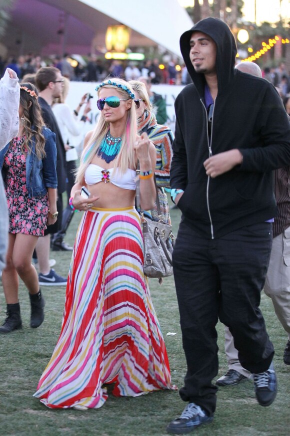 Paris Hilton et son chéri DJ Afrojack lors du Jour 2 du Festival de Coachella. Indio, le 14 avril 2012.