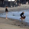Exclusif : Amanda Seyfried et Josh Harnett, des amoureux qui jouent avec leurs chiens sur la plage de Malibu fin mars 2012.