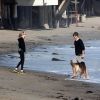 Exclusif : Amanda Seyfried et Josh Harnett, des amoureux sur la plage de Malibu fin mars 2012.