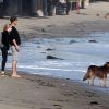 Exclusif : Amanda Seyfried et Josh Harnett, des amoureux qui jouent avec leurs chiens sur la plage de Malibu fin mars 2012.