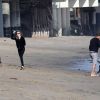 Exclusif : Amanda Seyfried et Josh Harnett, amoureux sur la plage de Malibu fin mars 2012.