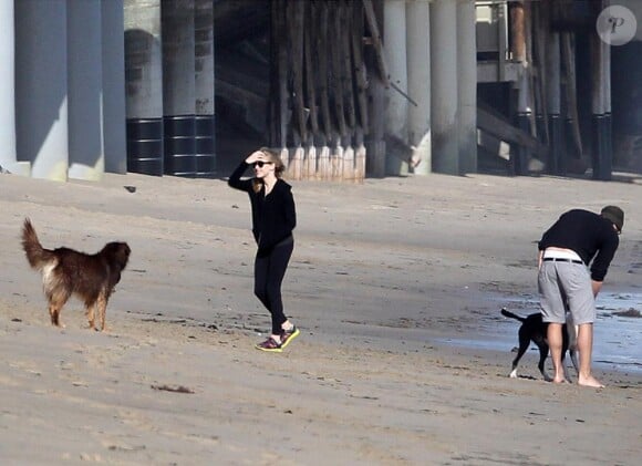 Exclusif : Amanda Seyfried et Josh Harnett, amoureux sur la plage de Malibu fin mars 2012.