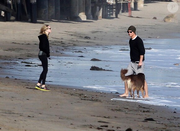 Exclusif : Amanda Seyfried et Josh Harnett, amoureux sur la plage de Malibu fin mars 2012.