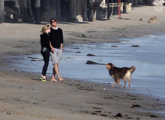 Exclusif : Amanda Seyfried et Josh Harnett, très amoureux sur la plage de Malibu fin mars 2012.