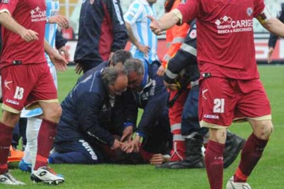 Piermario Morosini est décédé à 25 ans d'une crise cardiaque lors du match entre Pescara et Livourne le 14 avril 2012 à Pescara