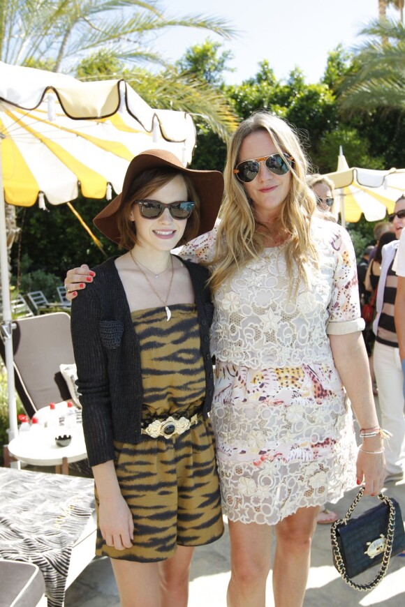 Emma Watson et Emma Hill à la pool party Mulberry à Palm Springs, en marge du festival Coachella le samedi 14 avril 2012