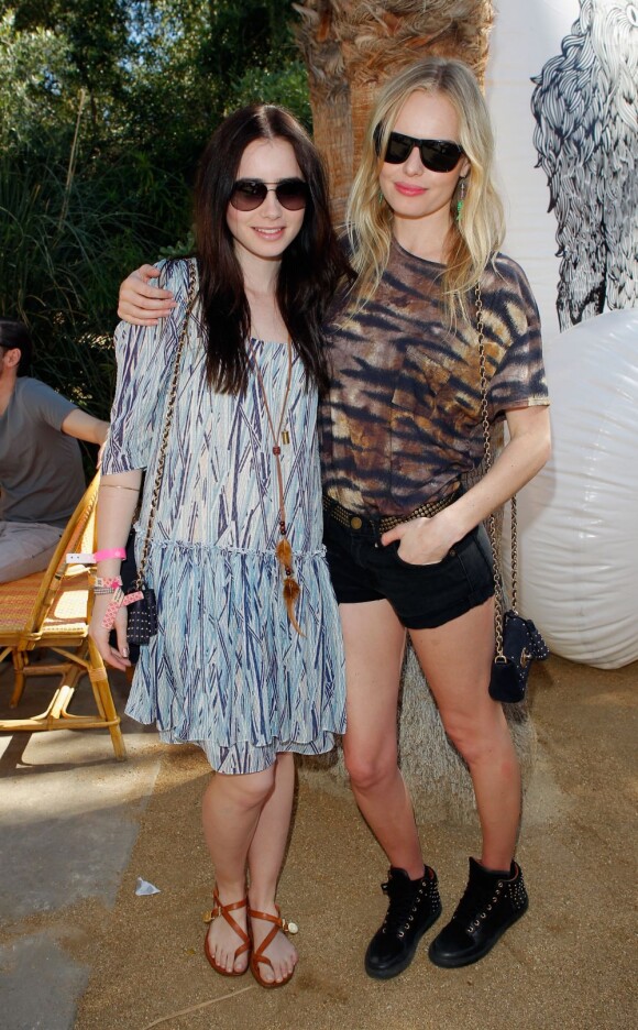 Lily Collins et Kate Bosworth à la pool party Mulberry à Palm Springs, en marge du festival Coachella le samedi 14 avril 2012