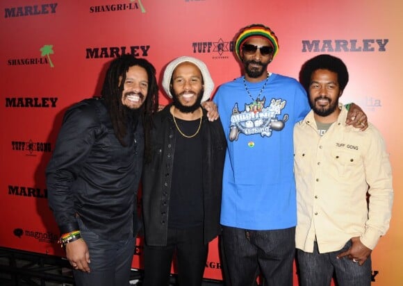 Rohan et Ziggy Marley, Snoop Dogg et Robert Marley à la première du film Marley à Los Angeles le 17 avril 2012