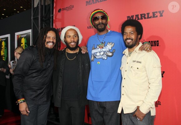 Rohan et Ziggy Marley, Snoop Dogg et Robert Marley à la première du film Marley le 17 avril 2012 à Los Angeles