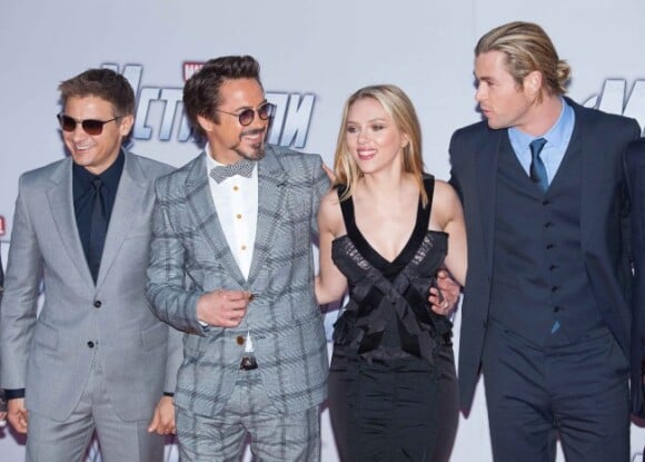 Jeremy Renner, Robert Downey Jr., Scarlett Johansson et Chris Hemsworth présentent le blockbuster Avengers à Moscou, le 17 avril 2012.