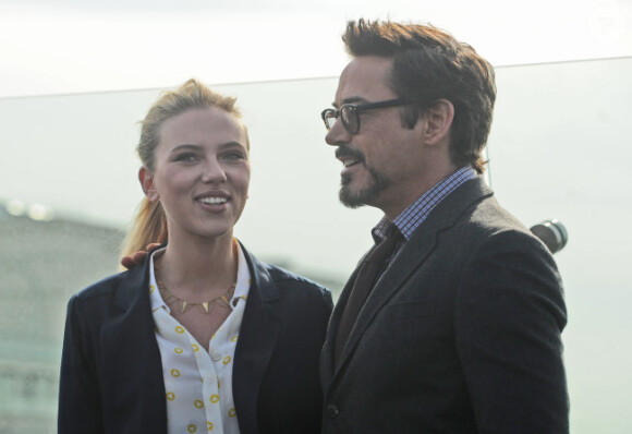 Scarlett Johansson et Robert Downey Jr. présentent le blockbuster Avengers à Moscou, le 17 avril 2012.