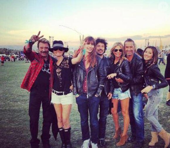 Johnny et Laetiia avec leur bande de copains au Festival de Coachella le 14 avril 2012
