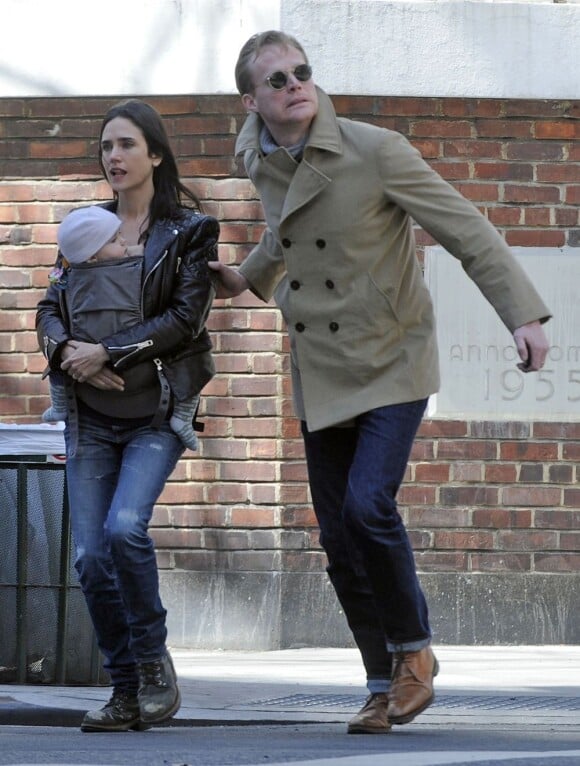 Jennifer Connelly en promenade avec son mari Paul Bettany et leur fille Agnès, à New York le 2 avril 2012