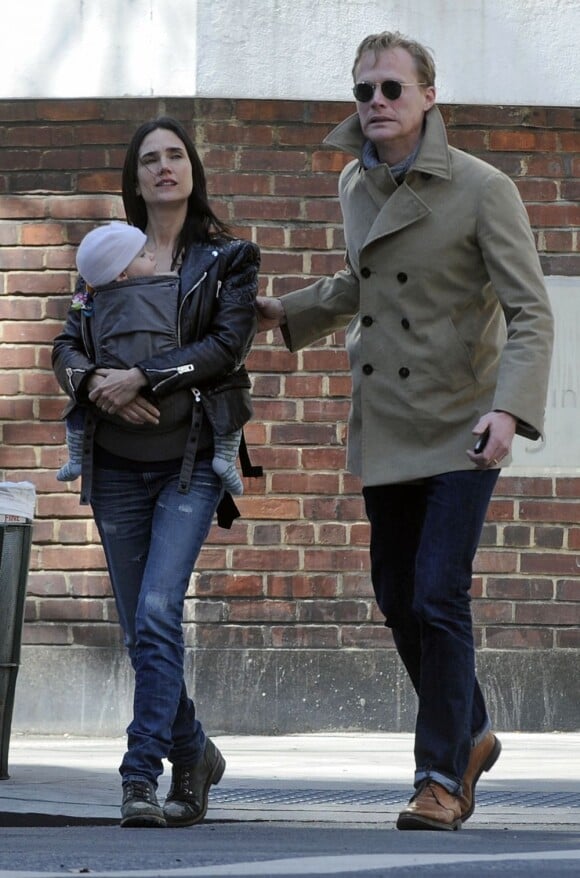 Jennifer Connelly et son mari Paul Bettany se promènent avec leur fille Agnès, à New York le 2 avril 2012