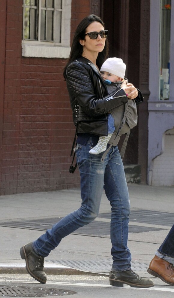 Jennifer Connelly avec sa fille Agnès dans les bras, à New York le 2 avril 2012