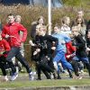 Le prince Frederik de Danemark à l'école Sondre de Viborg pour les Jeux olympiques scolaires, le 17 avril 2012, en présence également de Sara Slott Petersen
