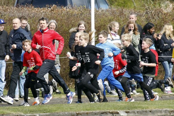 Le prince Frederik de Danemark à l'école Sondre de Viborg pour les Jeux olympiques scolaires, le 17 avril 2012, en présence également de Sara Slott Petersen