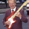 Bert Weedon en 1995. Le guitariste anglais Bert Weedon, célèbre pour avoir inspiré et joué avec les plus grands, ainsi que pour sa méthode d'apprentissage de la guitare Play In A Day, est mort le 20 avril 2012 à 91 ans.