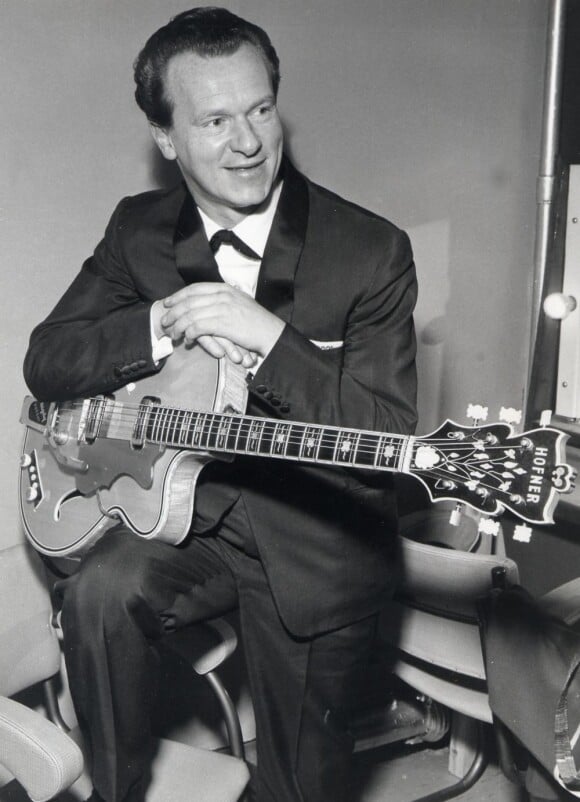 Bert Weedon en 1960. Le guitariste anglais Bert Weedon, célèbre pour avoir inspiré et joué avec les plus grands, ainsi que pour sa méthode d'apprentissage de la guitare Play In A Day, est mort le 20 avril 2012 à 91 ans.