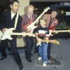 Cours de guitare au Hard Rock café en 1995. Le guitariste anglais Bert Weedon, célèbre pour avoir inspiré et joué avec les plus grands, ainsi que pour sa méthode d'apprentissage de la guitare Play In A Day, est mort le 20 avril 2012 à 91 ans.