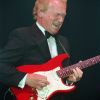 Bert Weedon lors d'un concert de gala au Variety Club en 1996.
Le guitariste anglais Bert Weedon, célèbre pour avoir inspiré et joué avec les plus grands, ainsi que pour sa méthode d'apprentissage de la guitare Play In A Day, est mort le 20 avril 2012 à 91 ans.