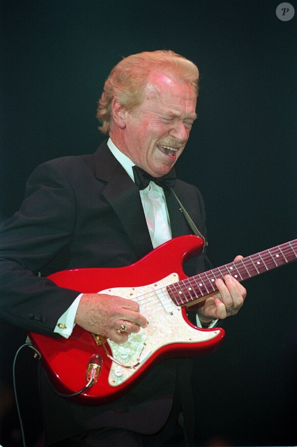 Bert Weedon lors d'un concert de gala au Variety Club en 1996.
Le guitariste anglais Bert Weedon, célèbre pour avoir inspiré et joué avec les plus grands, ainsi que pour sa méthode d'apprentissage de la guitare Play In A Day, est mort le 20 avril 2012 à 91 ans.