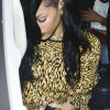 Rihanna juste avant de faire des doigts d'honneur aux photographes, à Los Angeles le 12 avril 2012