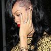 Rihanna, juste avant de faire des doigts d'honneur aux photographes, à Los Angeles le 12 avril 2012